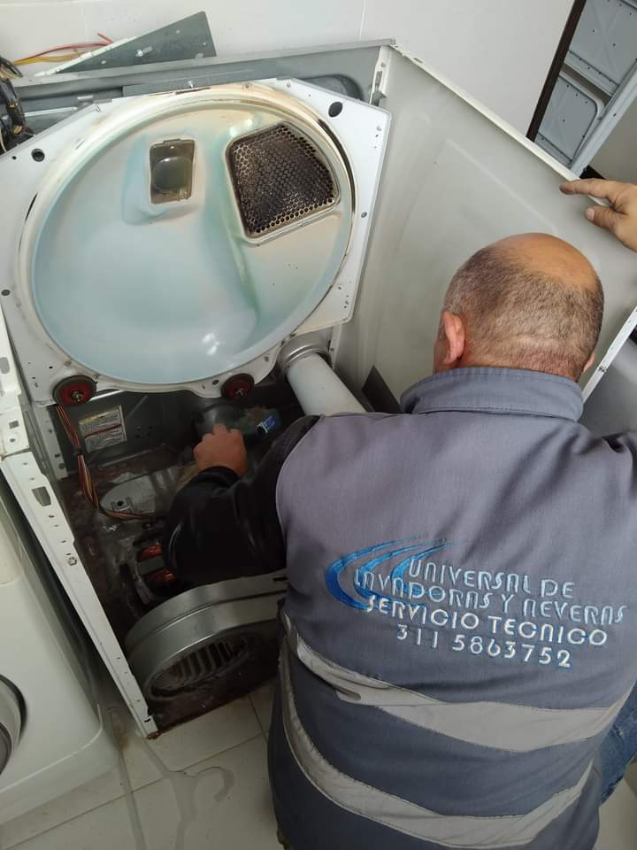 Técnico de Universal L.N.A realizando una reparación